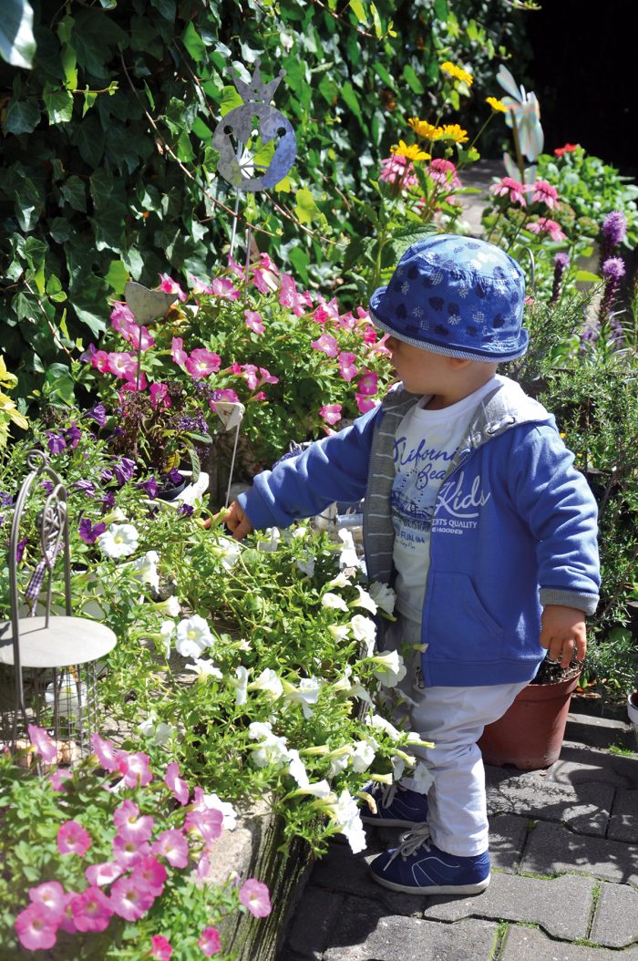 Pozwólmy dzieciom poznawać przyrodę - niech dotykają, podziwiają i wąchają kwiaty. Zachęćmy je także do pomocy w pracach ogrodowych